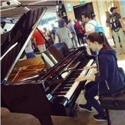 Vuoi imparare a suonare il pianoforte ed approcciarti al mondo della musica? Scrivimi!